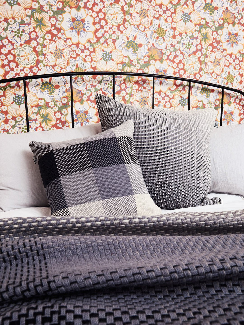 GRADIENT & SQUARES GREY GIANT - CUSHION COVER